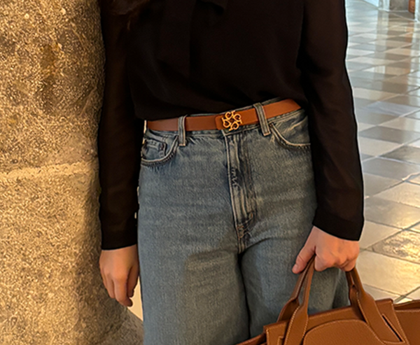Frau mit Gürtel Leni in cognac